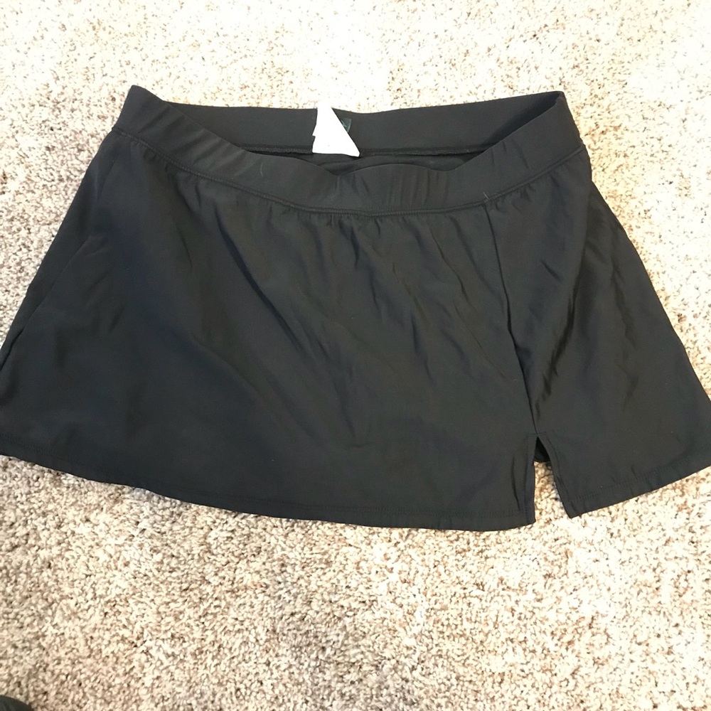 Black swim bottoms/skirt